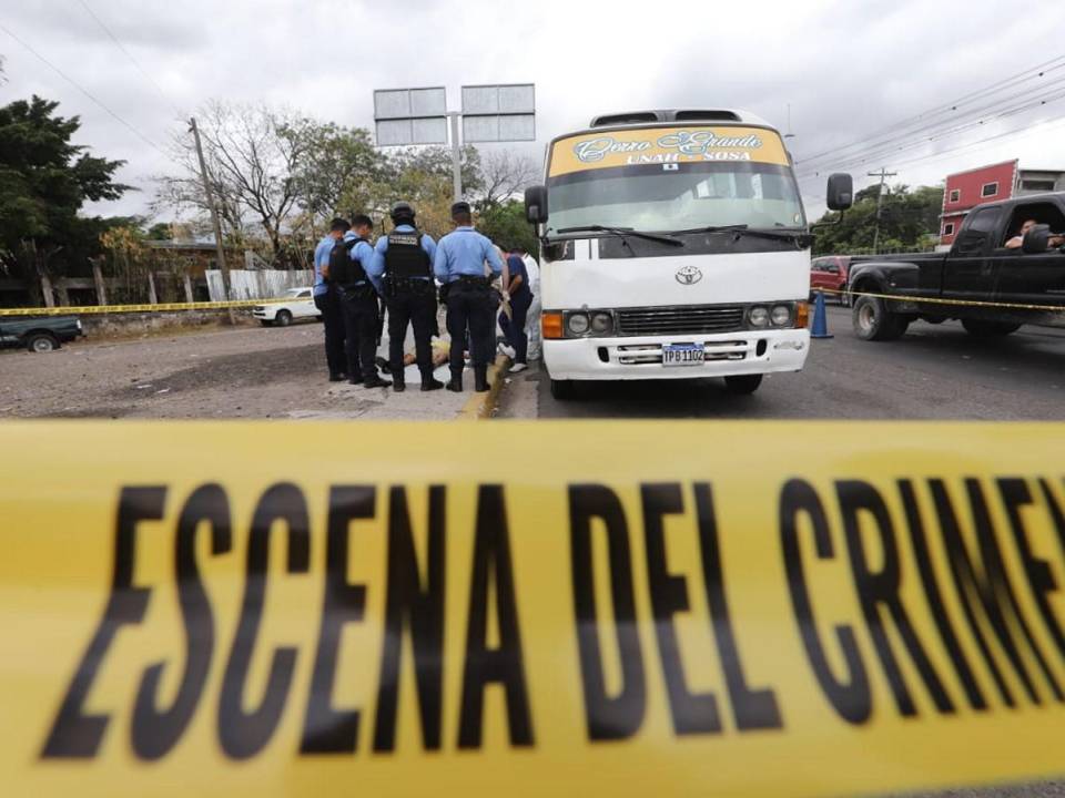 Un hombre perdió la vida dentro de un bus rapidito, en el que viajaba rumbo a su trabajo, cuando a la unidad se subió un asaltante que terminó disparándole. A continuación lo que se sabe del caso que siembra temor entre los usuarios del transporte público.