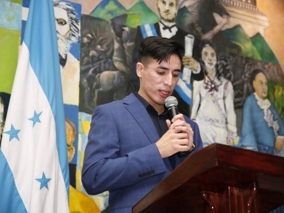 Originario de Tegucigalpa y con solo 28 años de edad, Ángel David Castro Mejía se perfila como una promesa de la literatura hondureña que no teme explorar con diferentes géneros literarios.