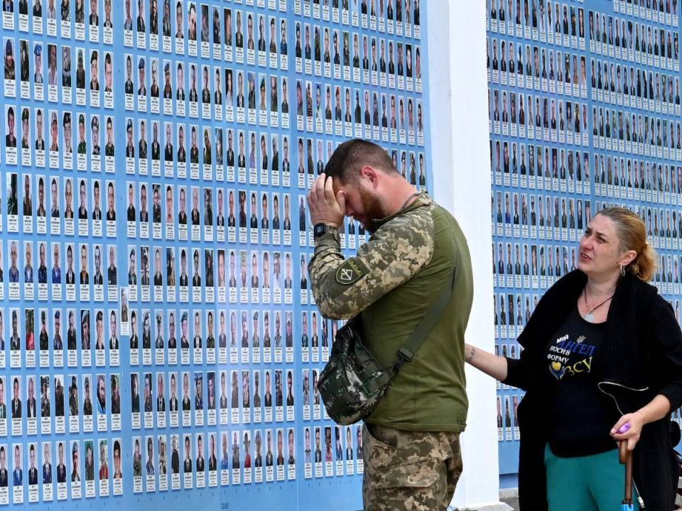 Un militar ucraniano reacciona ante un muro de memoria de los soldados ucranianos caídos en Kiev el 29 de junio de 2023, en medio de la invasión rusa de Ucrania.