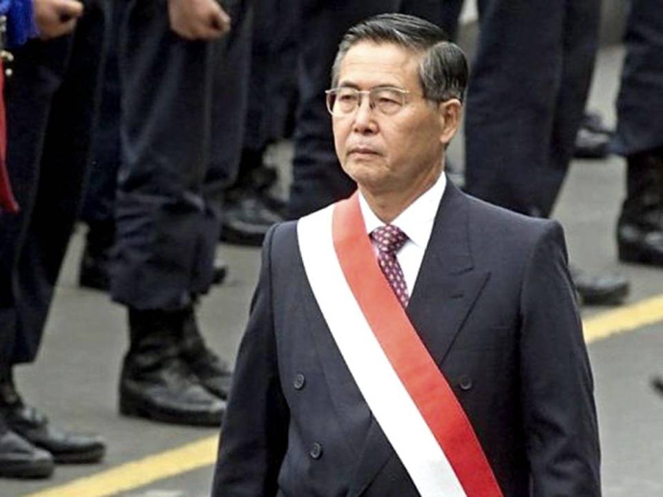 El 21 de noviembre de 2000, tras un escándalo de corrupción, el Parlamento destituyó por “incapacidad moral permanente” a Fujimori, presidente desde 1990.