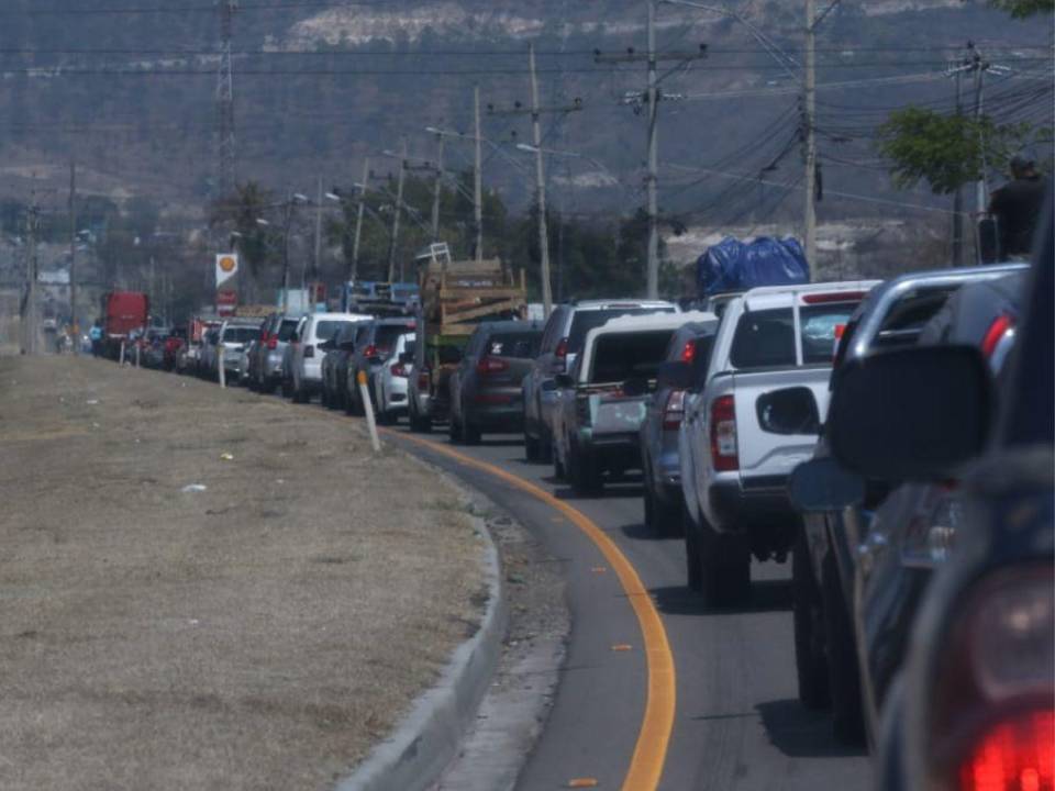 A partir de este miércoles, muchas personas comienzan a gozar de sus días de descanso por la Semana Santa 2024, por lo que la afluencia de veraneantes ha incrementado en las principales salidas de Tegucigalpa, la capital de Honduras. La cámara de EL HERALDO le muestra cómo lucen.