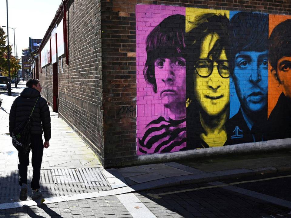 La canción fue realizada a partir de una maqueta grabada en los años 1970 por John Lennon en su apartamento neoyorquino.