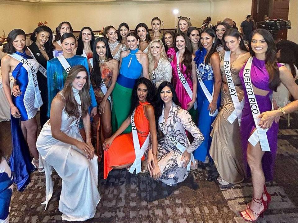Las guapas concursantes posaron junto a la famosa presentadora de esta edición de Miss Universo.