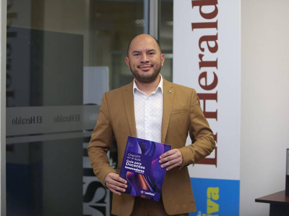 El ingeniero Anel Espinal, Decano de Innovación Educativa Unitec, sostiene en sus manos “ChatGPT en el aula: Guía para docentes innovadores”, en su versión impresa.