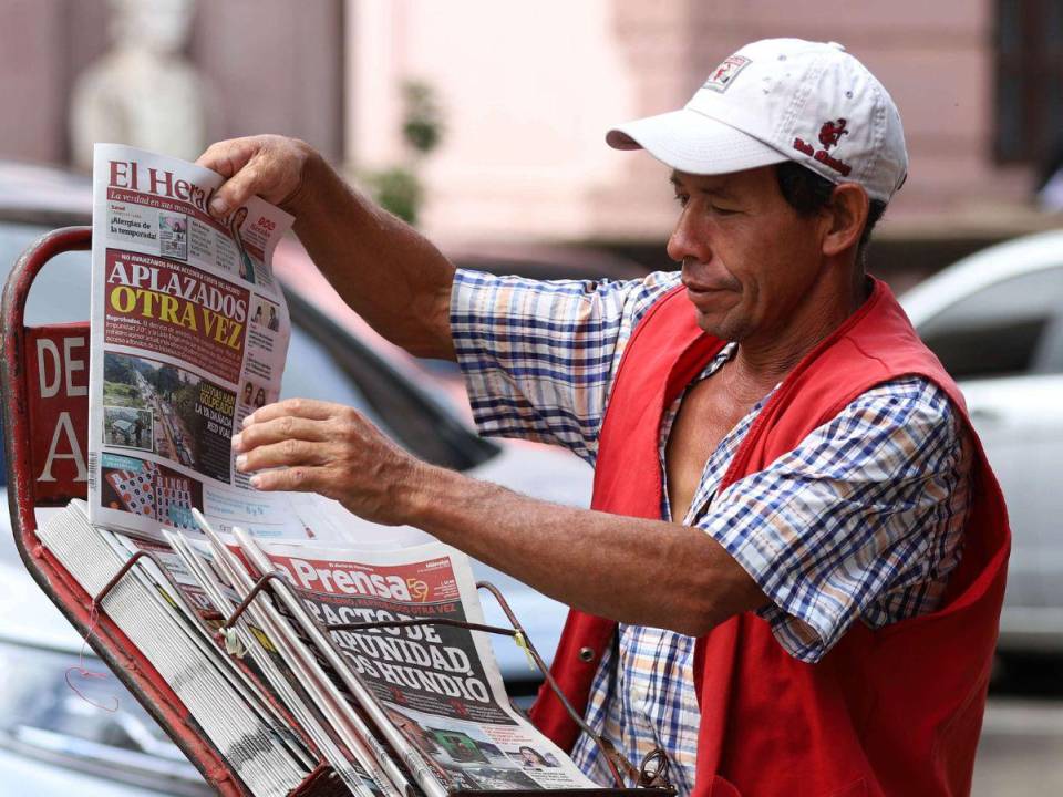 Don Roberto Betancourth Núñez se gana la vida con la venta de periódicos desde hace más de 30 años en la capital.