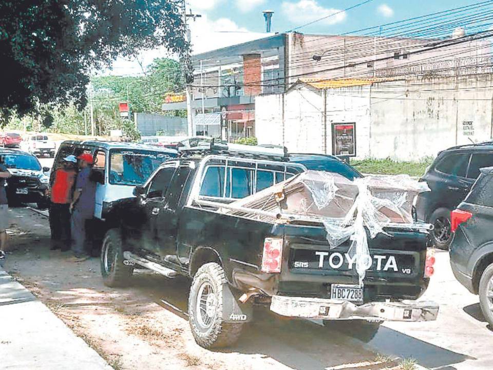Los cuerpos de Cristian y Kenia Vásquez Aguirre fueron reclamados por los familiares en la morgue de San Pedro Sula.