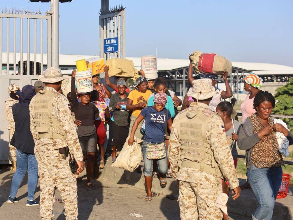 Los haitianos cruzan la frontera entre Quanamienthe en Haití y Dajabón en República Dominicana para trabajar en el mercado binacional en Dajabón, República Dominicana, el 8 de marzo de 2024.