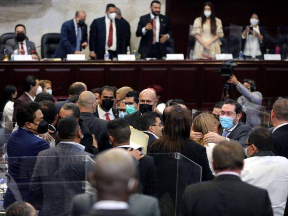 En la última década, la lucha por el poder en el Congreso Nacional, paso del debate respetuoso a los insultos, gritos y golpes.