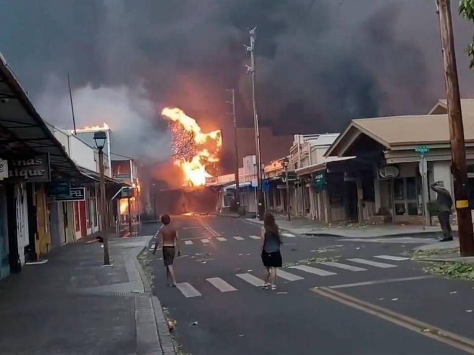 El caos se vive en las calles de Maui debido a los incendios forestales que afectan la zona.