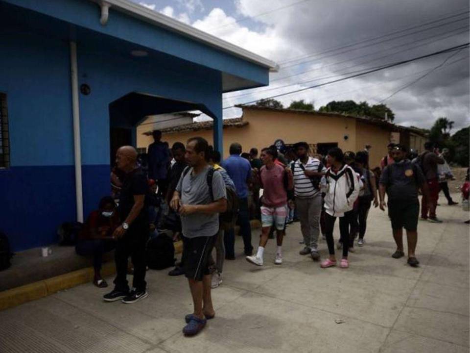 Migrantes realizan largas filas para obtener permisos especiales de permanencia en el territorio hondureño.