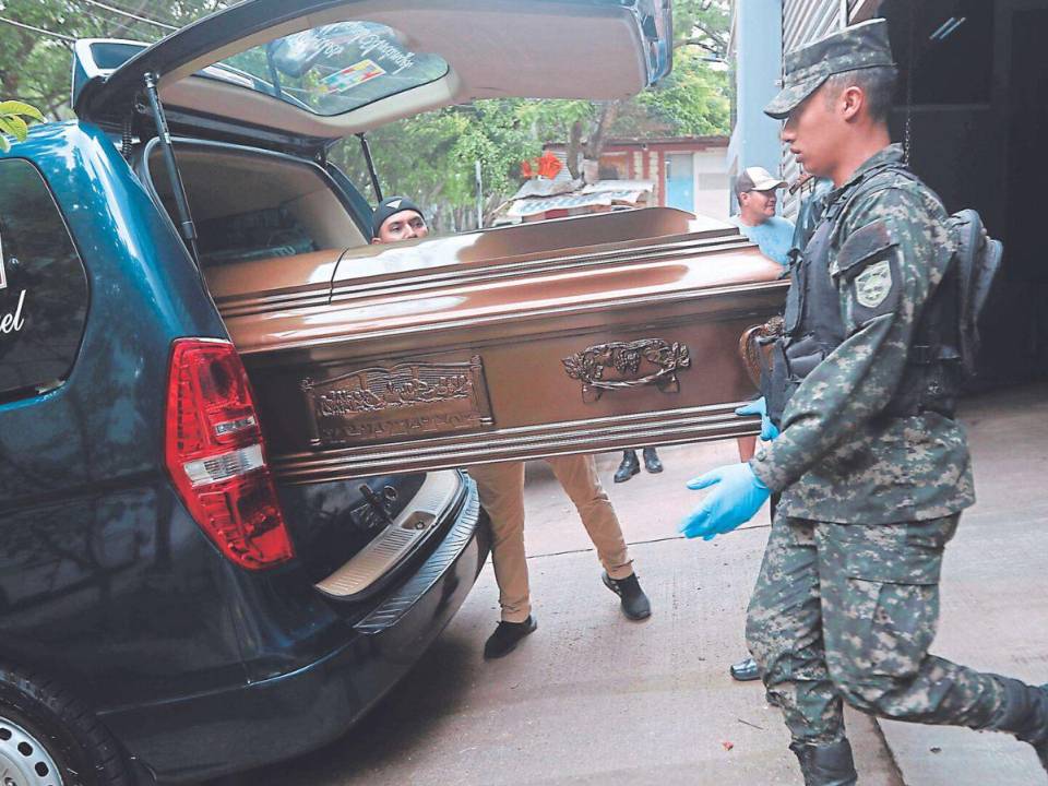 Familiares y compañeros de la carrera militar retiraron los restos mortales de Nehemías Licona de la morgue del Ministerio Público.