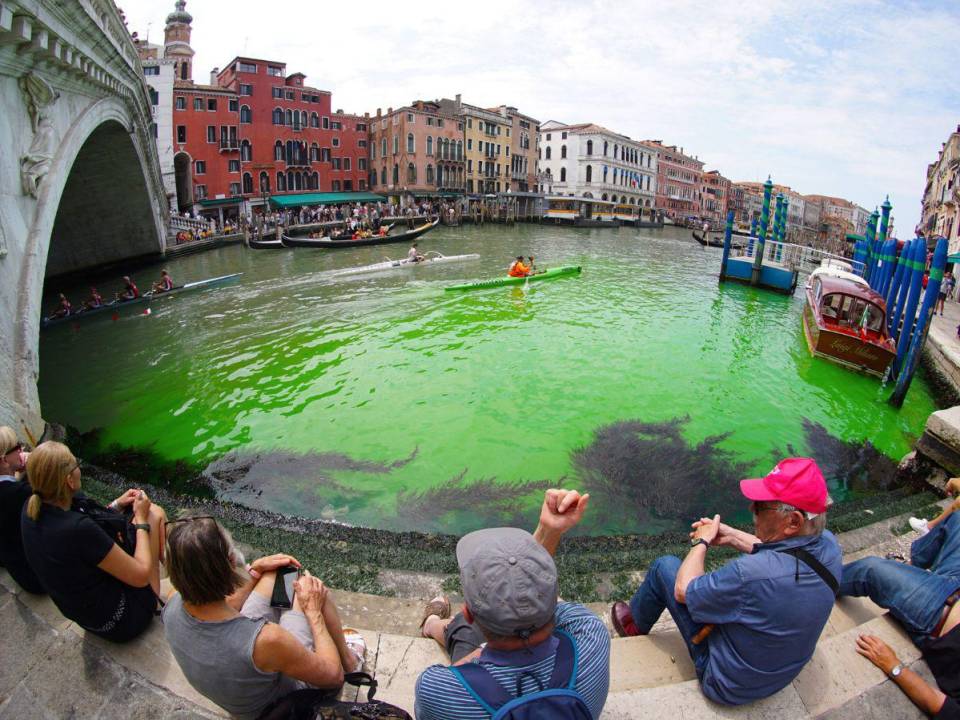 Una foto tomada y puesta a disposición el 28 de mayo de 2023 por la agencia de noticias italiana Ansa muestra aguas verdes fluorescentes debajo del Puente de Rialto en el Gran Canal de Venecia.