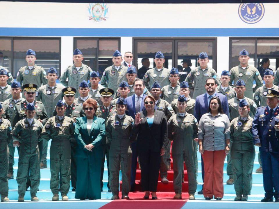 La Fuerza Aérea Hondureña realizó la conmemoración de sus 93 aniversario en una solemne ceremonia que contó con la presencia de la presidenta de Honduras Xiomara Castro y otras autoridades de gobierno. El evento estuvo marcado por discursos donde se destacaba las funciones de la institución, reconocimientos y espectáculos de aeronaves. A continuación los detalles.