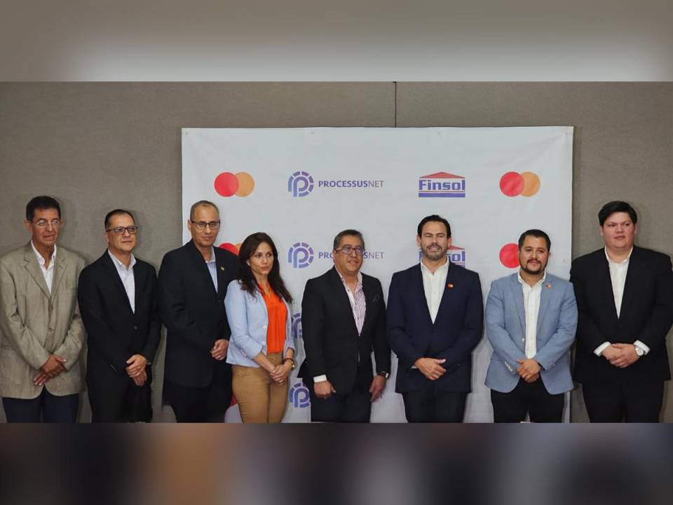 <i>Ejecutivos de la Financiera Solidaria S. A. (Finsol), Mastercard y Processusnet se hicieron presentes a la firma de la alianza. </i>