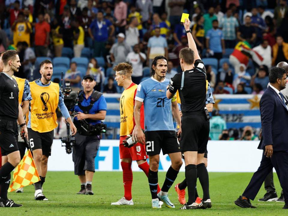 Edinson Cavani increpa al árbitro al finalizar el partido entre Ghana y Uruguay.