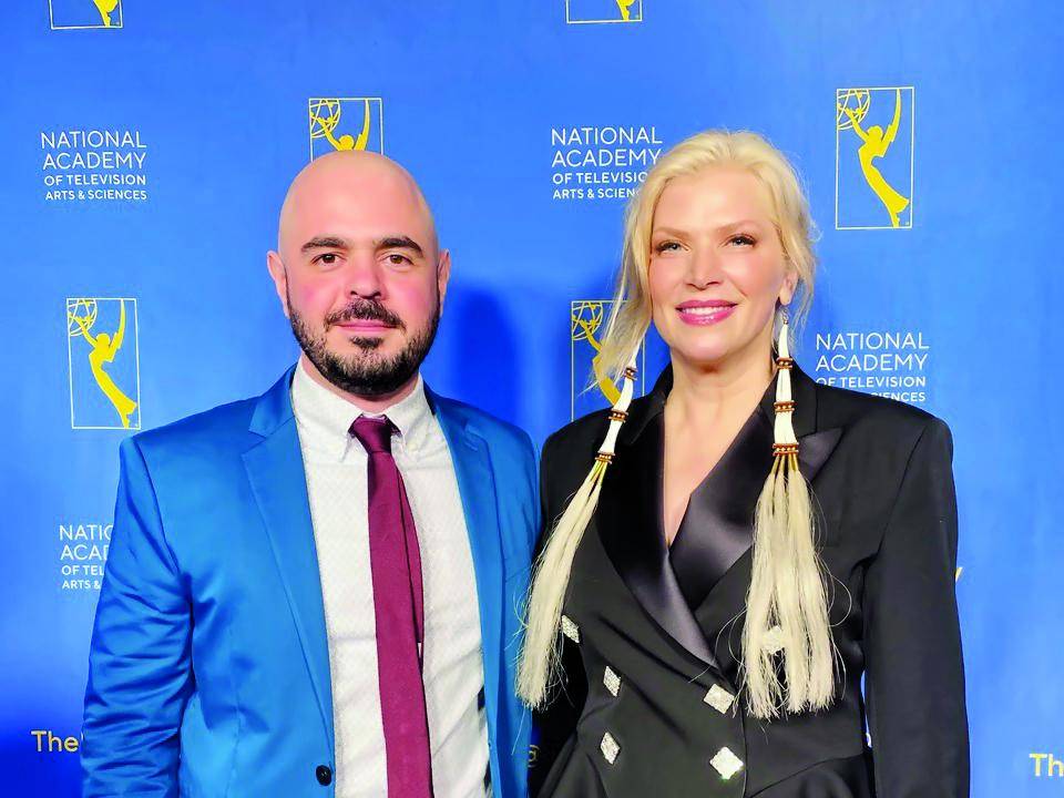 Shannon Kring junto a Michael Bendeck en los Emmy Nacional en septiembre de 2022.