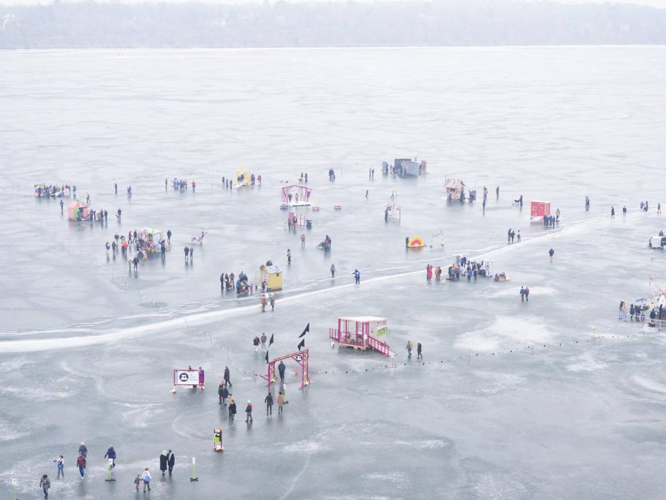 Art Shanty Projects atrajo a 10 mil personas para ver construcciones creativas en el Lago Harriet en Minnesota.