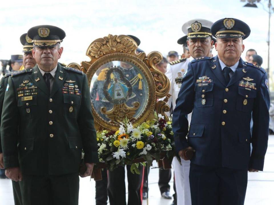 La alta cúpula de las Fuerzas Armadas, la Policía Nacional y la Embajadora de Estados Unidos en Honduras, Laura Dogu, llegaron este jueves a la Basílica Menor de Suyapa para rendirle tributo a la Patrona de Honduras.