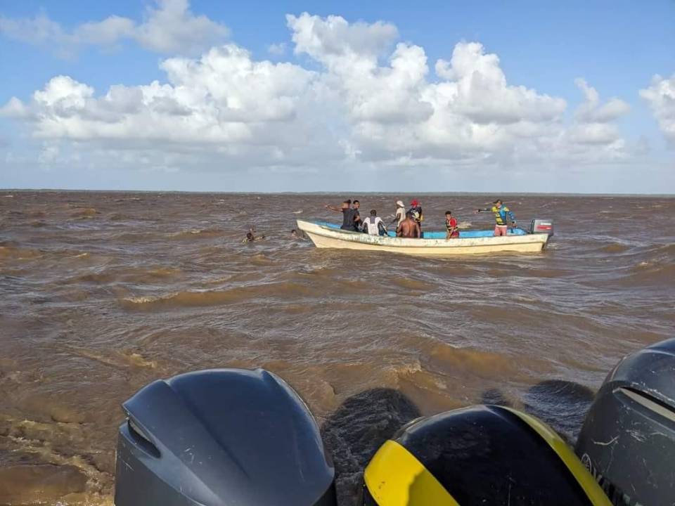 Las operaciones de rescate han permitido que hasta este lunes un total de 14 personas hayan sido rescatados exitosamente. Las autoridades confirmaron que ya hay dos personas fallecidas. Se trata de dos mujeres. Aún sigue la búsqueda de tres más.