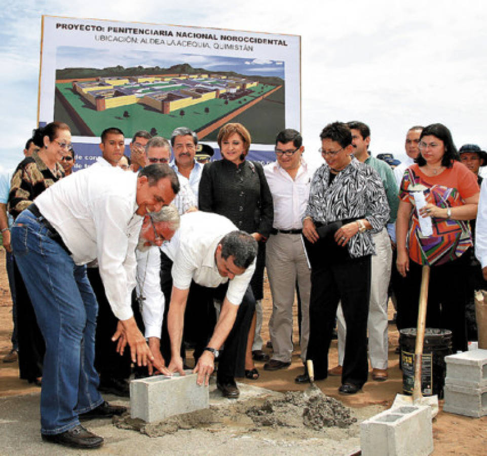 Colocan primera piedra de cárcel noroccidental de Honduras