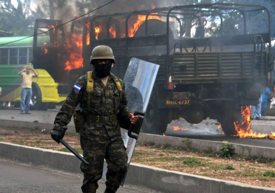 Las impactantes imágenes de la quema del camión del ejército por manifestantes en Honduras