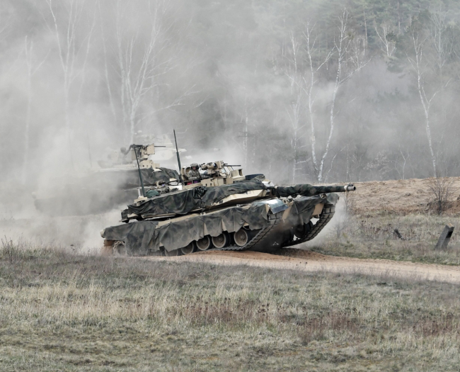 Un tanque M1 Abrams en un campo de entrenamiento en Polonia.