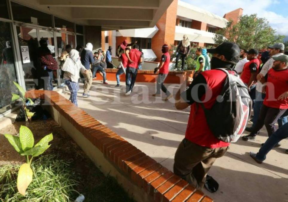 En Fotos: Así se vivió el zafarrancho entre universitarios y miembros de seguridad al interior de la UNAH