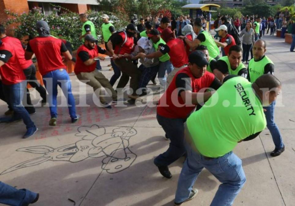 Las diez fotos más impactantes de la batalla entre universitarios y seguridad privada en la UNAH