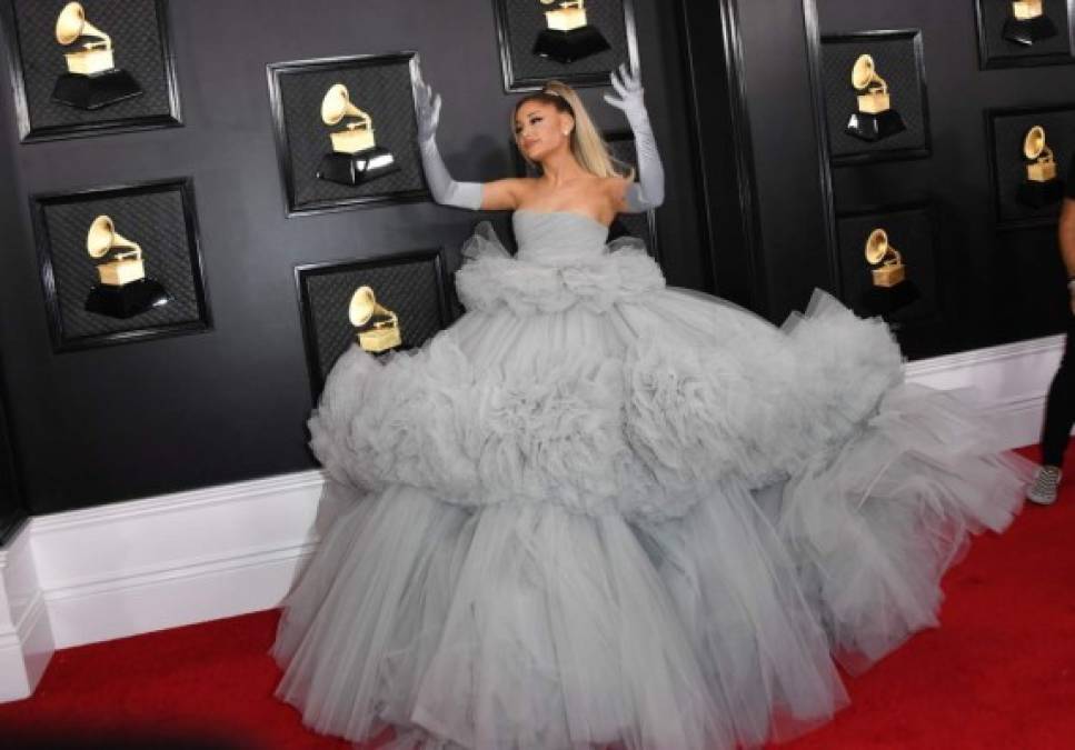 Ariana Grande impacta con sus tres cambios de vestuario en los Grammy 2020