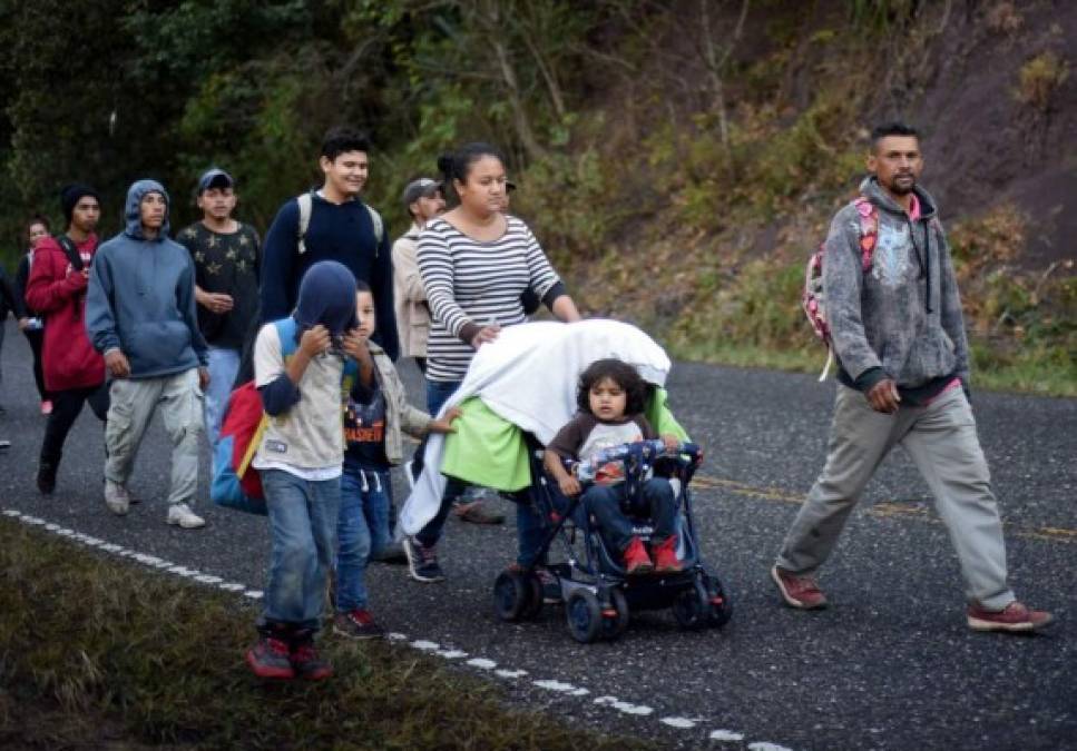 Caravana migrante, día 4: Agotamiento e incertidumbre abruma a hondureños en travesía hacia EEUU