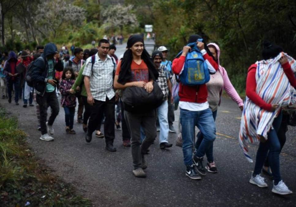Caravana migrante, día 4: Agotamiento e incertidumbre abruma a hondureños en travesía hacia EEUU