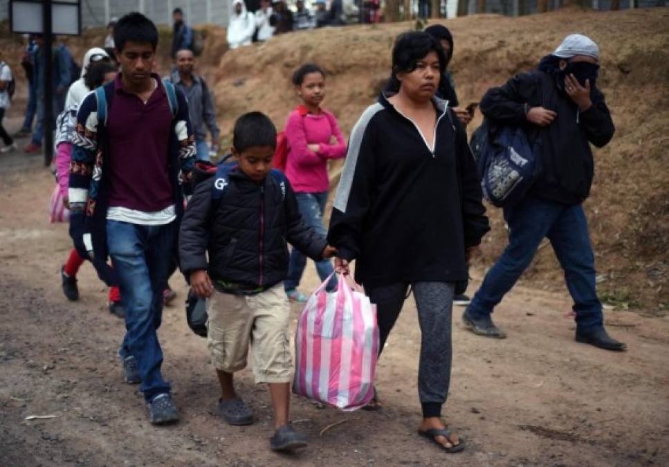 FOTOS: Larga y fría noche pasó caravana migrante en Guatemala