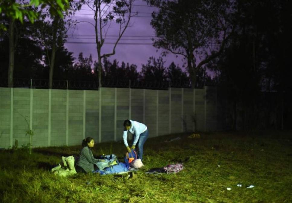 FOTOS: Larga y fría noche pasó caravana migrante en Guatemala