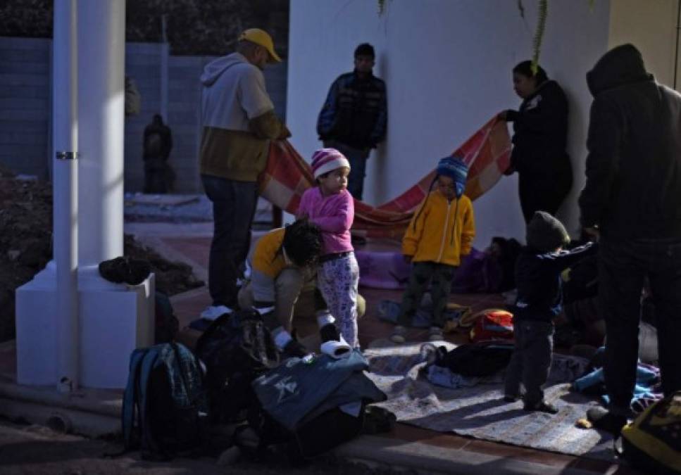 FOTOS: Larga y fría noche pasó caravana migrante en Guatemala