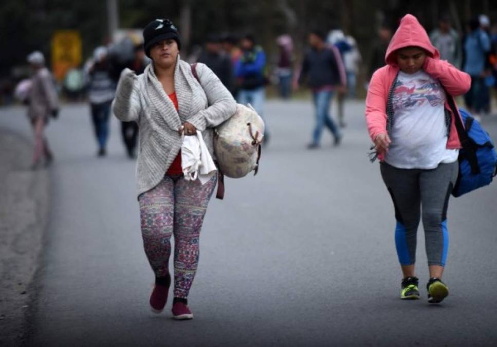 FOTOS: Larga y fría noche pasó caravana migrante en Guatemala