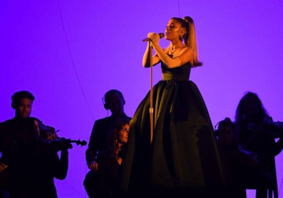 Ariana Grande impacta con sus tres cambios de vestuario en los Grammy 2020