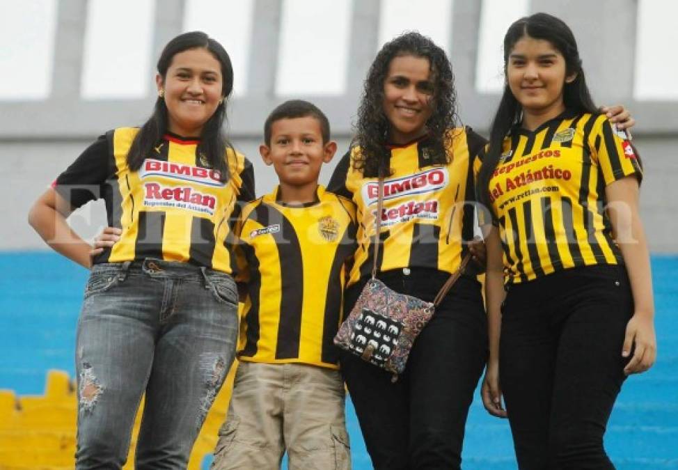 Pasarela de hermosas hondureñas en los partidos de repechaje de la Liguilla