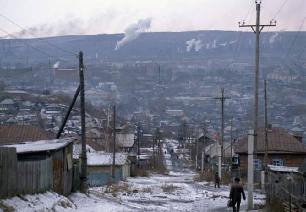 (FOTOS) Así es la extraña nieve negra o 'nieve del infierno' que cae en Rusia