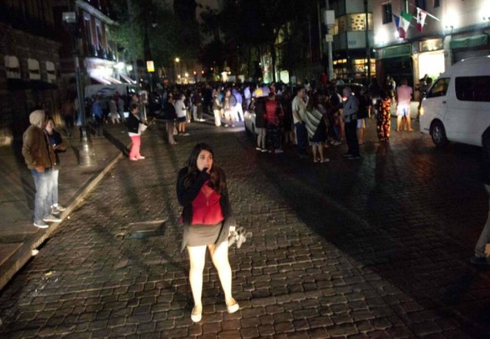 FOTOS: Tras fuerte temblor en México, las familias se abrazan nerviosas en las calles