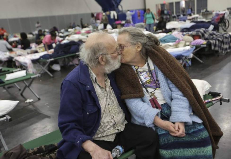 Abarrotados lucen los albergues de Texas tras el paso de Harvey