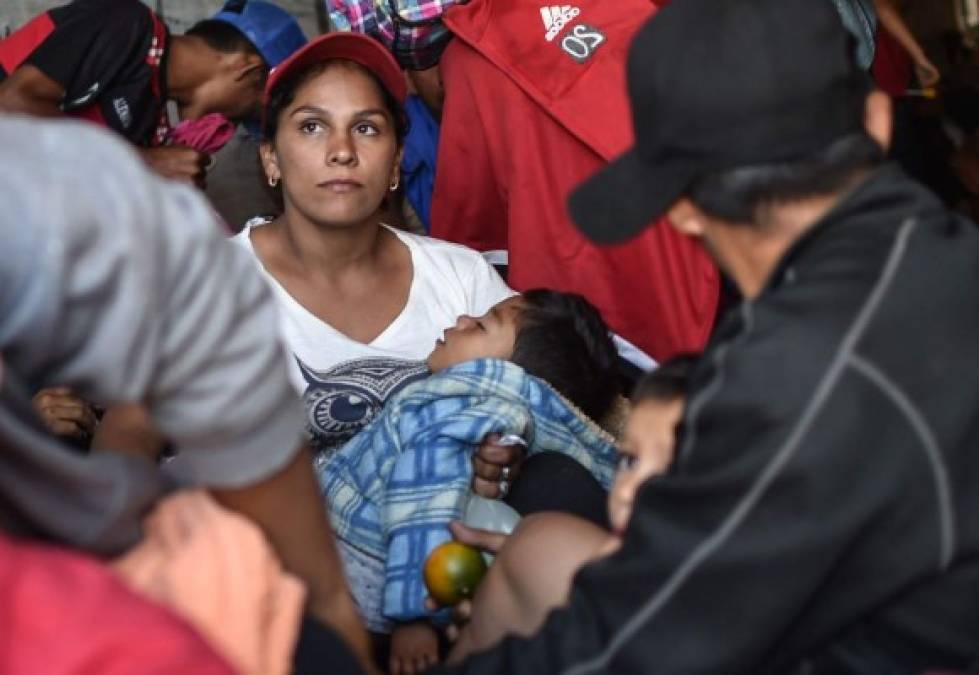 Exhaustos y con la esperanza de llegar a EEUU, niños piden jalón en Ciudad de México