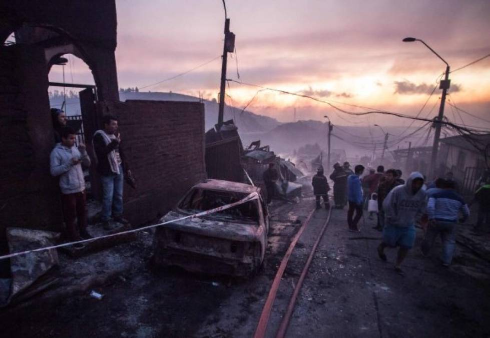 En imágenes el pavoroso incendio que amenaza arrasar Valparaíso