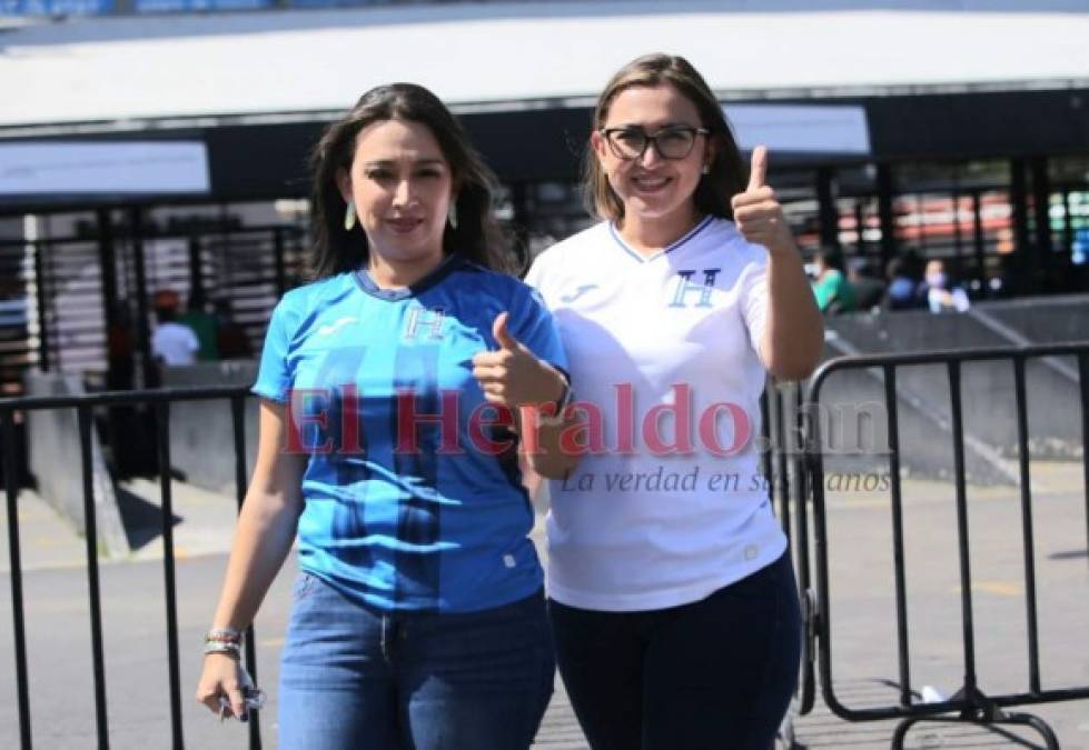 Bellas mujeres engalanan el estadio Azteca en el duelo de México-Honduras