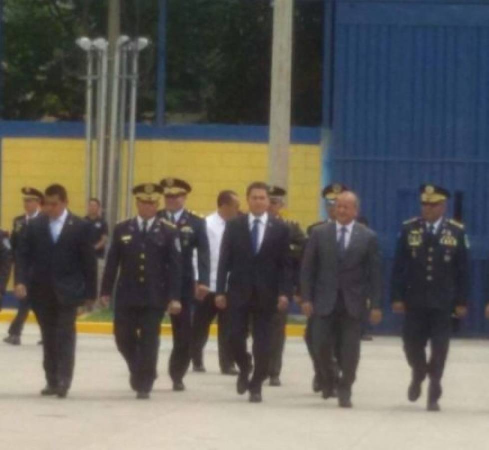 Presidente de Honduras encabeza ceremonia de ascensos policiales