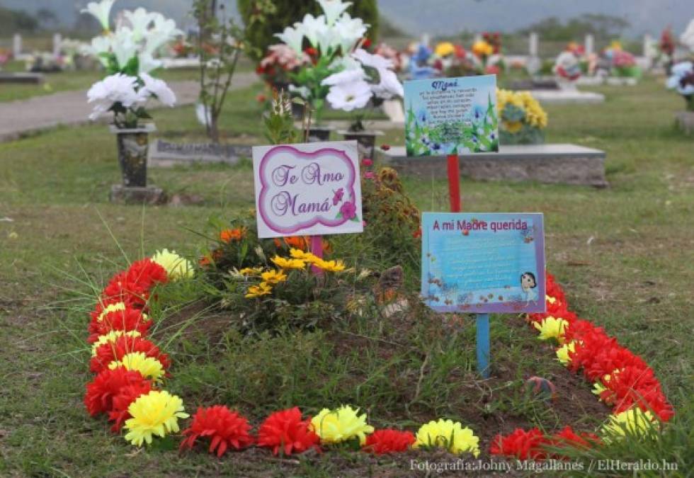 Cementerios: Visitas de amor para las madres que están en el cielo