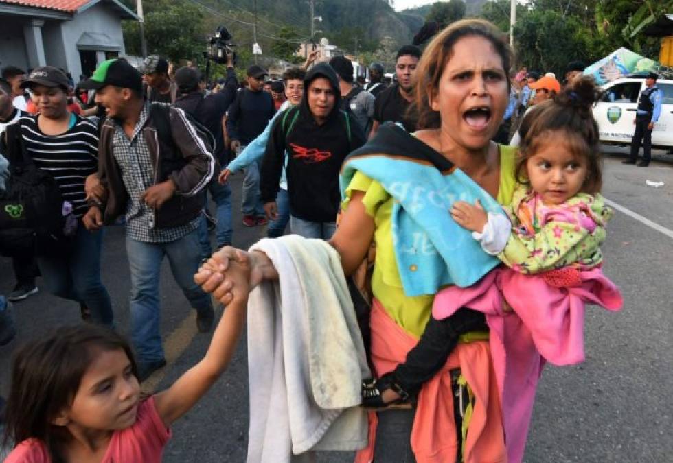 Las tristes imágenes que dejó la segunda gran caravana de hondureños al llegar a la frontera con Guatemala