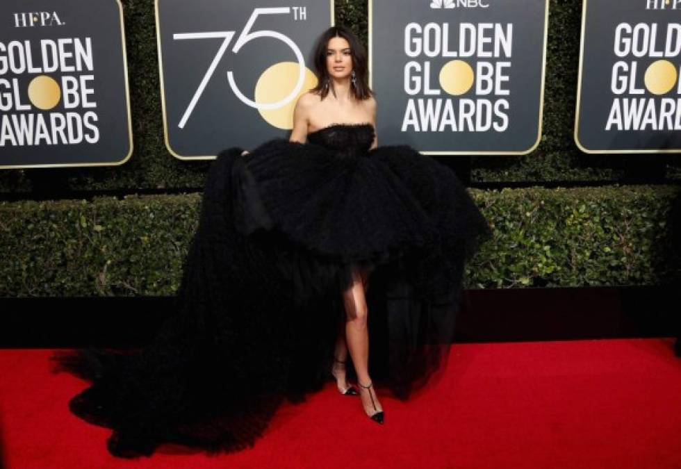 Critican severo acné de Kendall Jenner durante los Globos de Oro 2018 (FOTOS)