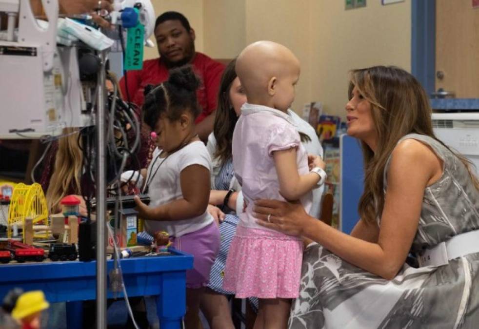 El elegante vestido floral que usó Melania Trump durante su visita a un hospital infantil en Tennessee