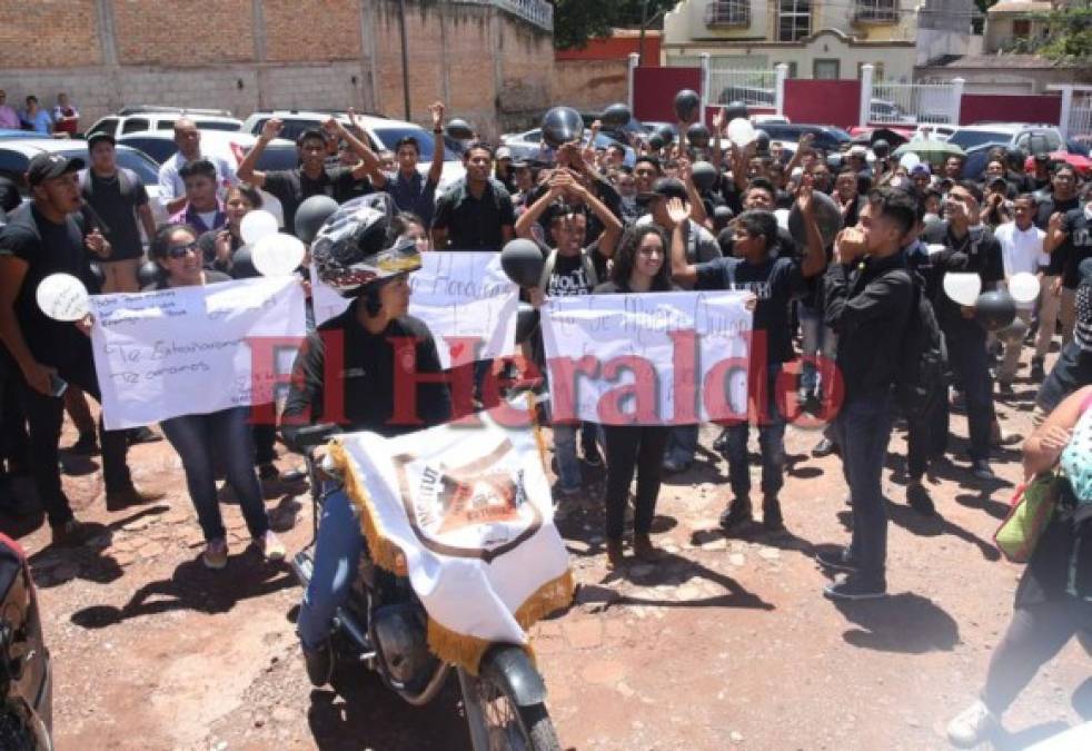 FOTOS: Dramática despedida al profesor Mario Morazán, asesinado en el Instituto Técnico Honduras