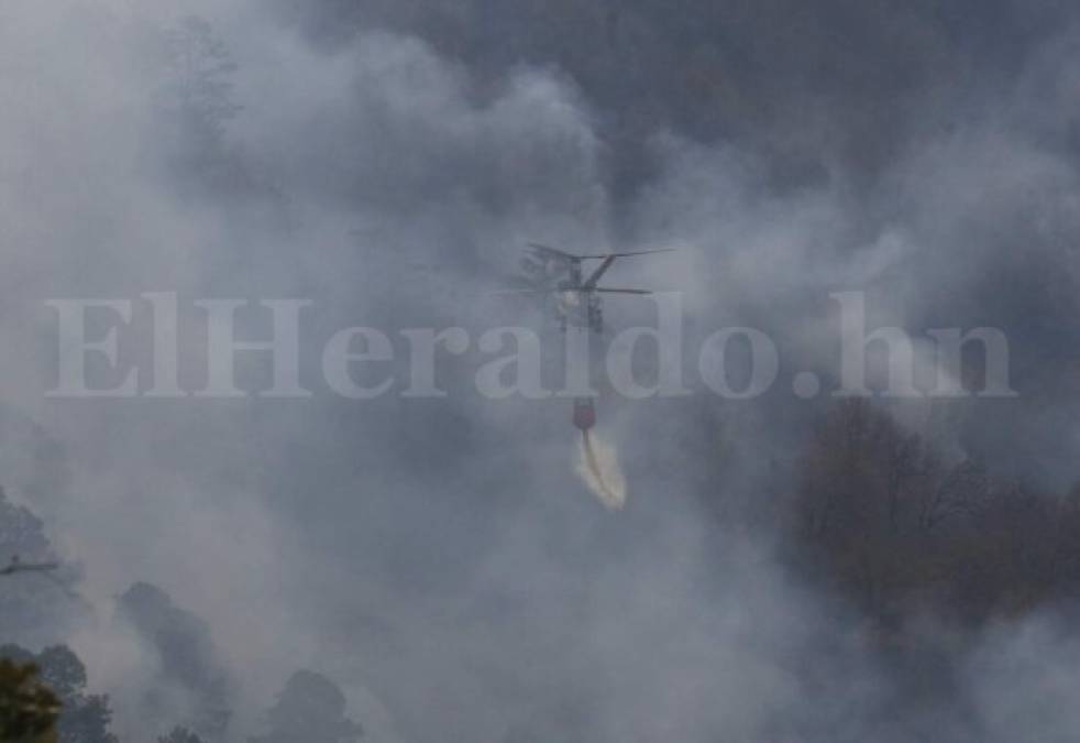 Por aire y tierra combaten el incendio en El Hatillo